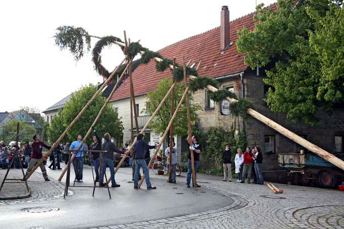 Maibaumaufstellen